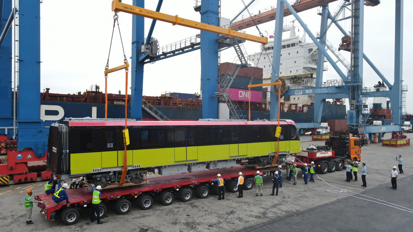 Đoàn tàu đường sắt đô thị số 3 Nhổn-ga Hà Nội đang được vận chuyển về khu Depot Nhổn. (Ảnh: MRB cung cấp)