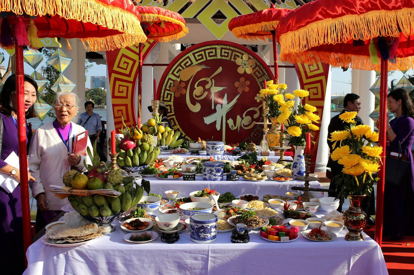 Mâm cúng ngày Tết của người dân Huế được tái hiện trong Chương trình "Tết Huế" 2020. (Ảnh: Hồ Cầu-TTXVN)