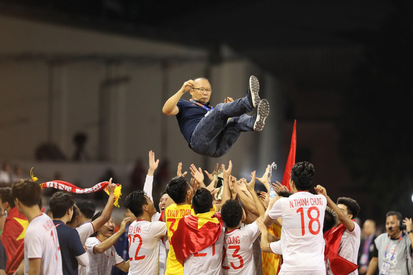 Cầu thủ Việt Nam tung hô HLV Park Hang-seo. (Ảnh: Hoàng Linh/TTXVN)