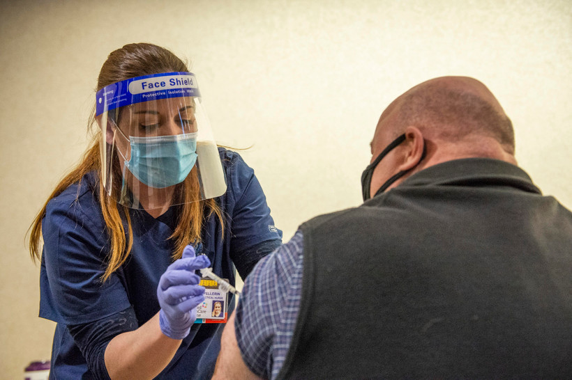 Nhân viên y tế tiêm vaccine phòng COVID-19 cho người dân tại Mashantucket, Connecticut, Mỹ. (Ảnh: AFP/TTXVN)