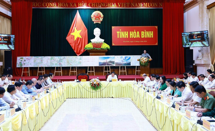 Thủ tướng Phạm Minh Chính làm việc với Ban Thường vụ Tỉnh ủy Hòa Bình. (Ảnh: Dương Giang/TTXVN)