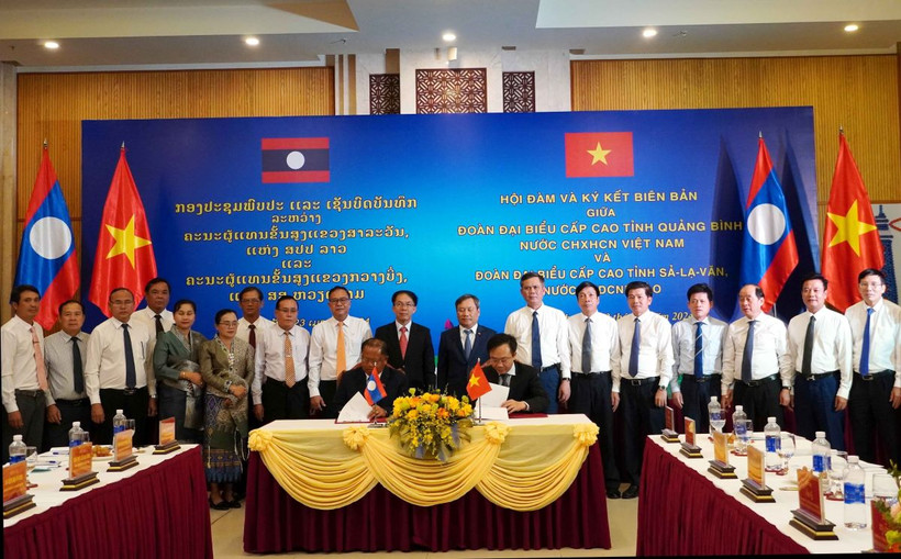 Ký kết hợp tác giữa tỉnh Quảng Bình và tỉnh Salavan (Lào). (Ảnh: Tá Chuyên/TTXVN)