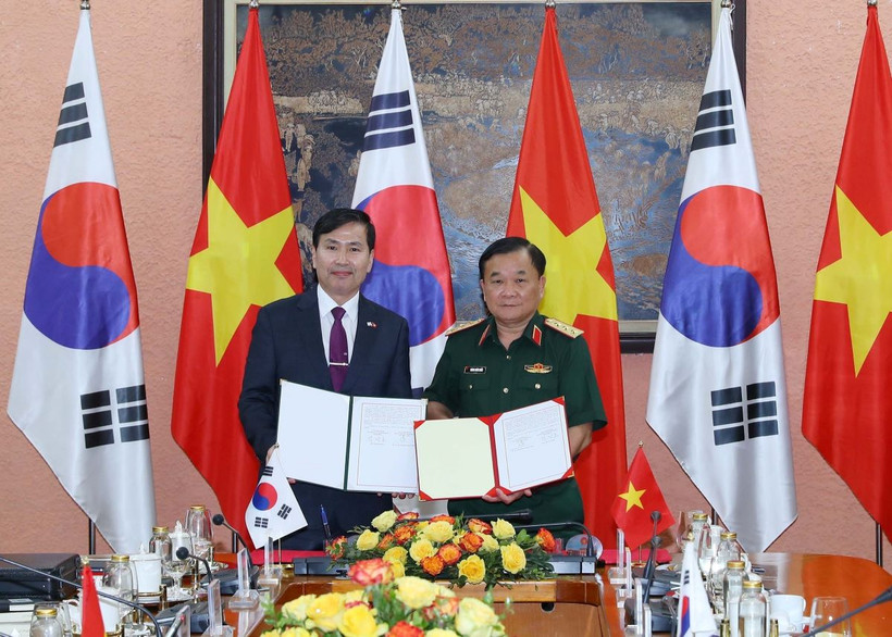 Thượng tướng Hoàng Xuân Chiến, Thứ trưởng Bộ Quốc phòng và Thứ trưởng Bộ Quốc phòng Hàn Quốc Kim Seon Ho ký kết biên bản Đối thoại Chính sách quốc phòng Việt Nam-Hàn Quốc lần thứ 11. (Ảnh: Trọng Đức/TTXVN)