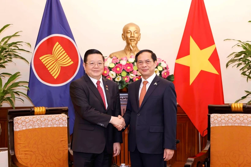Bộ trưởng Ngoại giao Bùi Thanh Sơn tiếp Tổng Thư ký ASEAN Kao Kim Hourn. (Ảnh: Doãn Tấn/TTXVN)