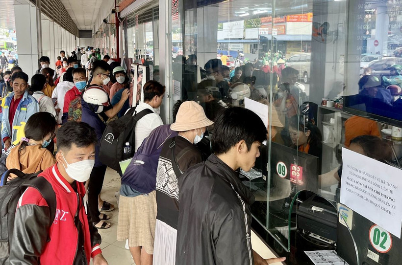 Lượng khách cao nhất vẫn là tại Bến xe miền Tây (quận Bình Tân) do cự ly tuyến gần. (Ảnh: Tiến Lực/TTXVN)