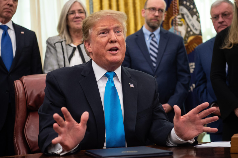 Tổng thống Mỹ Donald Trump (giữa) phát biểu tại Nhà Trắng ở Washington, DC. (Ảnh: AFP/TTXVN)