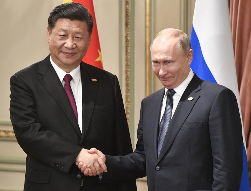 Tổng thống Nga Vladimir Putin (phải) và Chủ tịch Trung Quốc Tập Cận Bình. (Ảnh: AFP/ TTXVN)