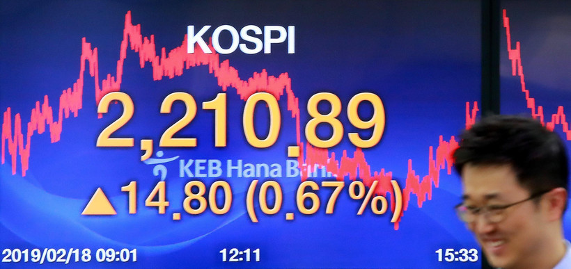 Bảng tỷ giá chứng khoán tại ngân hàng Hana ở thủ đô Seoul, Hàn Quốc. (Ảnh: Yonhap/ TTXVN)