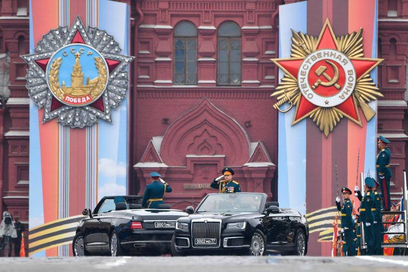 Bộ trưởng Quốc phòng Nga Sergei Shoigu và Chỉ huy trưởng các lực lượng bộ binh, Tướng Oleg Saliukov, tại lễ diễu binh kỷ niệm Ngày Chiến thắng ở Quảng trường Đỏ, Moskva, Nga, ngày 9/5/2019. (Ảnh: AFP/ TTXVN)