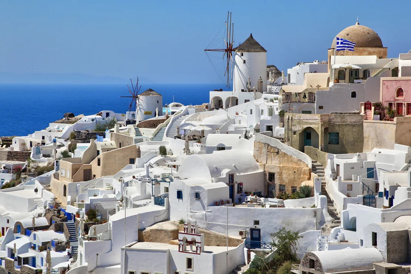 Những ngôi nhà sơn trắng tại làng Oia (Ia) trên đảo Santorini, Hy Lạp. (Nguồn: Getty Images)