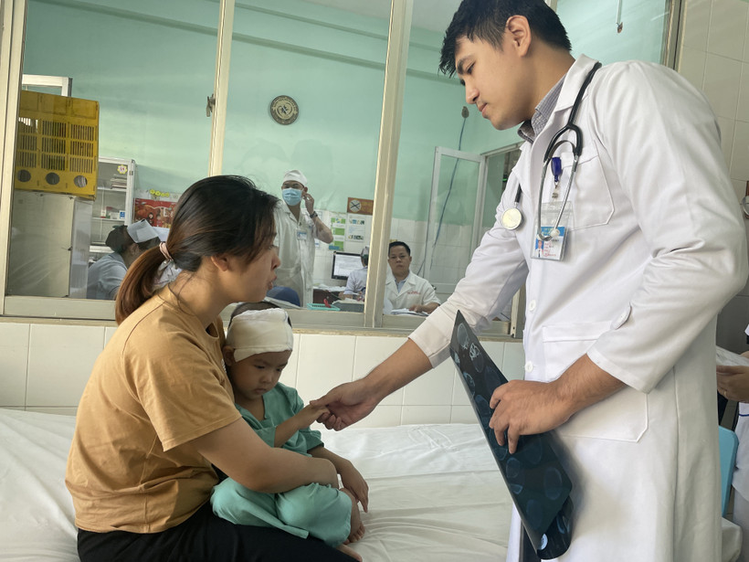 Sức khỏe bệnh nhi P.N.M.T hiện đã ổn định. (Ảnh: Lê Xuân/TTXVN) 