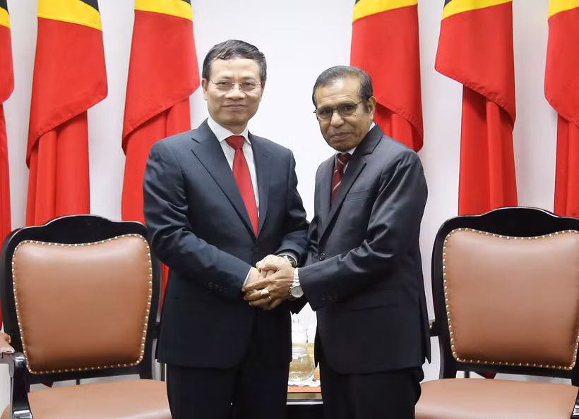 Đặc phái viên của Thủ tướng Chính phủ Việt Nam, Bộ trưởng Bộ Thông tin và Truyền thông Nguyễn Mạnh Hùng đến chào Thủ tướng Timor Leste Taur Matan Ruak. (Ảnh: Phúc Hằng/TTXVN)