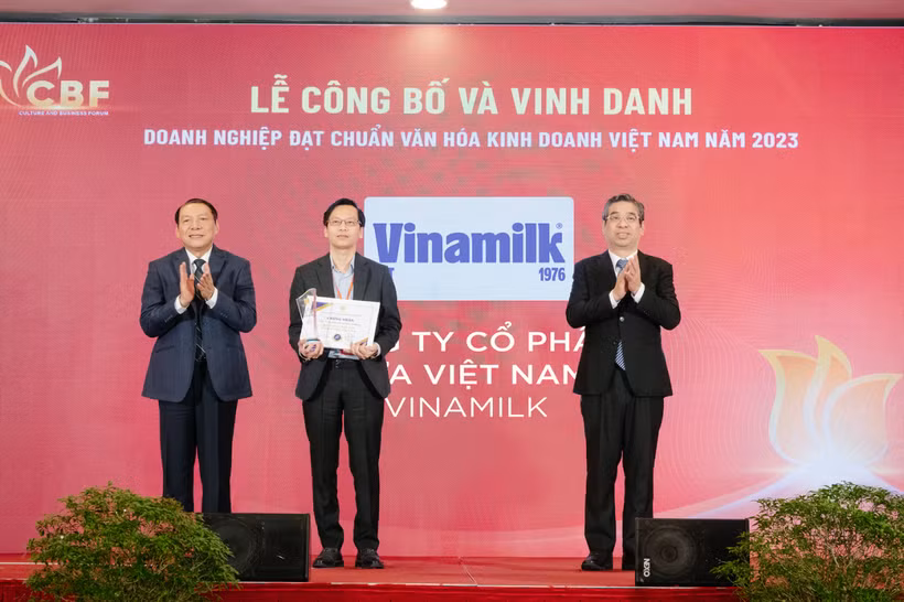 Ông Nguyễn Tường Huy, Giám đốc Nhân sự Vinamilk, nhận chứng nhận “Doanh nghiệp đạt chuẩn văn hóa kinh doanh Việt Nam năm 2023.”