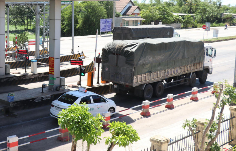 Xe ôtô con bám sát xe phía trước để vượt trạm, khi thanh barie chưa kịp đóng lại. (Ảnh: Nguyên Lý/TTXVN)