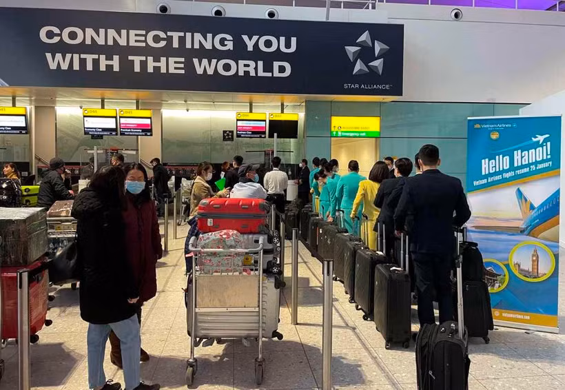 Hành khách làm thủ tục tại sân bay Frankfurt. (Ảnh: CTV/Vietnam+)