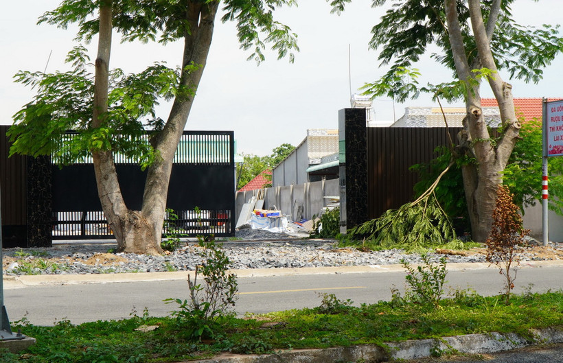 Cơ sở chế biến cá bị người dân phản ánh gây ô nhiễm môi trường chưa đặt biển hiệu. (Ảnh: Nhựt An/TTXVN)