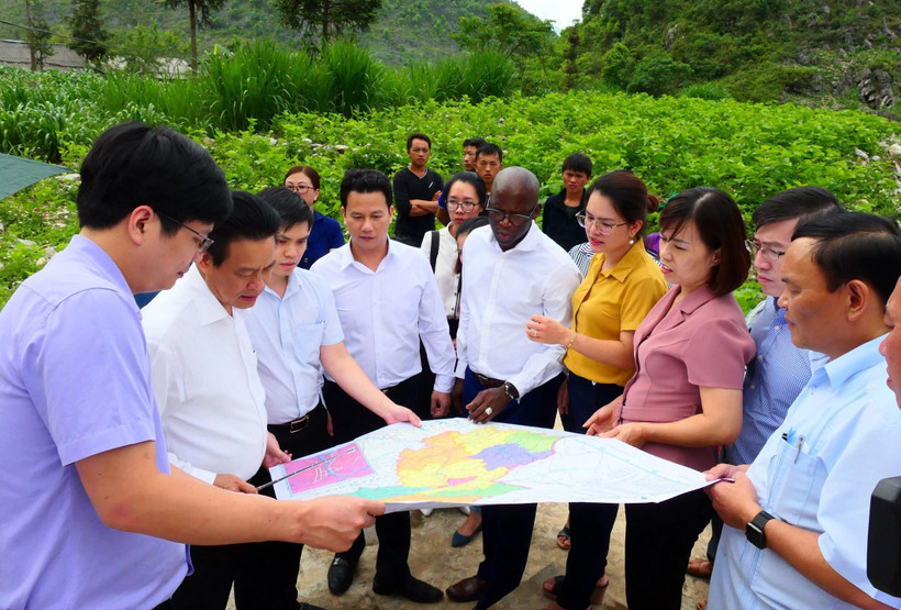 Ngài Ousmane Dione, Giám đốc Quốc gia Ngân hàng Thế giới tại Việt Nam và lãnh đạo tỉnh Hà Giang khảo sát Công trình Hồ chứa nước đa mục tiêu tại thôn Há Súa, xã Tả Lủng, huyện Mèo Vạc thuộc dự án Cải thiện nông nghiệp có tưới. (Ảnh: Minh Tâm/TTXVN)