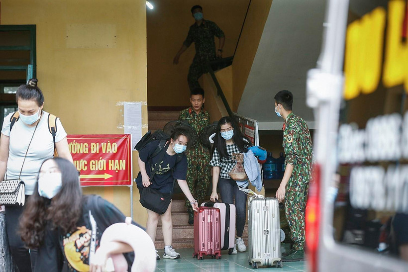 Các công dân trở về từ nước ngoài hoàn thành thời gian cách ly để trở về nhà. (Ảnh: Trọng Đạt/TTXVN)