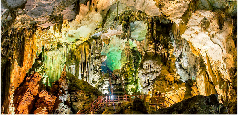 Cảnh sắc huyền ảo bên trong hang động Tiên Sơn. (Ảnh: TTXVN phát)