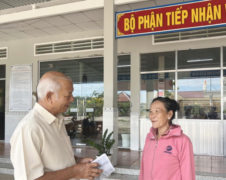 Thành viên Tổ tuyên truyền pháp luật chùa Xiêm Cán, xã Vĩnh Trạch Đông, thành phố Bạc Liêu (trái) tuyên truyền chính sách dân tộc cho đồng bào Khmer. (Ảnh: Báo Bạc Liêu)