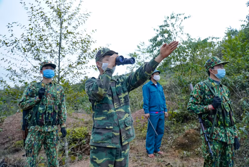 Chiến sỹ Đồn Biên Phòng A Pa Chải, Điện Biên tuần tra kiểm soát khu vực biên giới. (Ảnh: Xuân Tư/TTXVN)