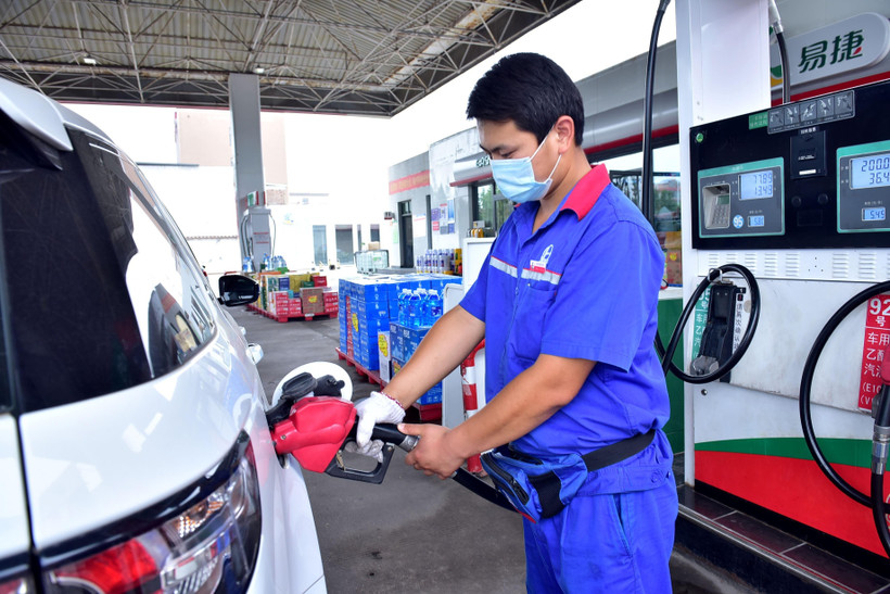 Nhân viên bơm xăng cho phương tiện tại một trạm xăng ở Hà Bắc, Trung Quốc. (Ảnh: THX/TTXVN)