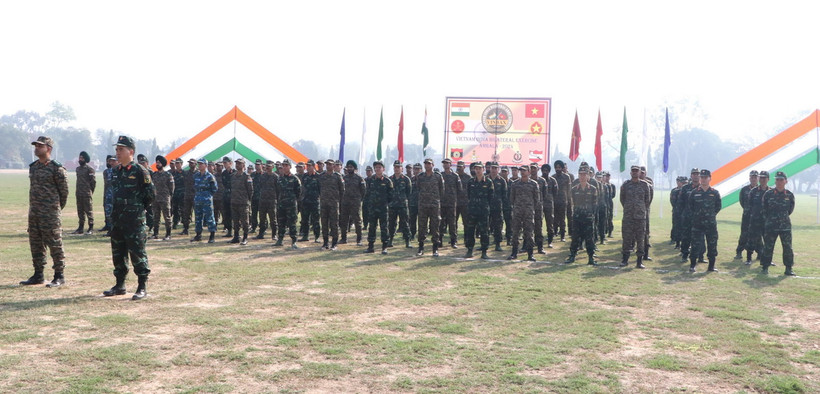 Toàn cảnh các cán bộ, sỹ quan hai nước Việt Nam, Ấn Độ tham gia lễ khai mạc VINBAX 2024. (Ảnh: Ngọc Thúy/TTXVN)
