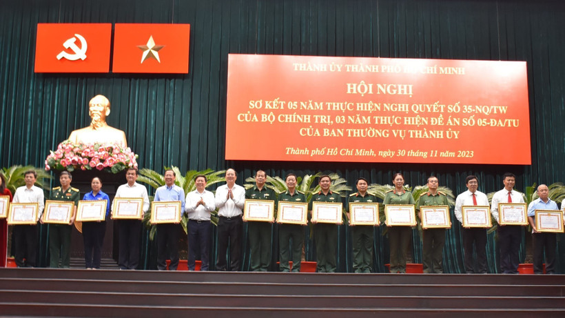 Trao Bằng khen của Ban thường vụ Thành ủy, Ủy ban Nhân dân Thành phố Hồ Chí Minh cho các tập thể, cá nhân xuất sắc. (Ảnh: Anh Tuấn/TTXVN)