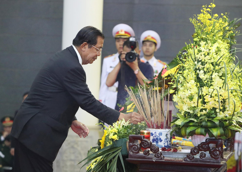 Thủ tướng Chính phủ Hoàng gia Samdech Techo Hun Sen dẫn đầu Đoàn đại biểu cấp cao Vương quốc Campuchia viếng đồng chí Lê Đức Anh. (Ảnh: Lâm Khánh/TTXVN) 