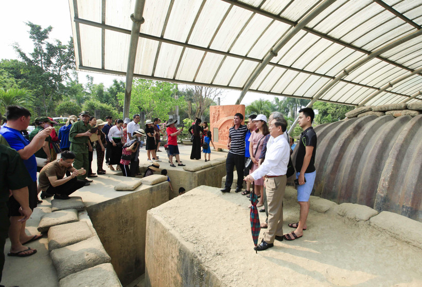 Du khách tham quan, chụp ảnh tại Di tích Hầm Đờ Cát. (Ảnh: Xuân Tư/TTXVN) 