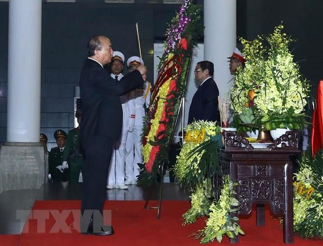 Đồng chí Nguyễn Xuân Phúc, Ủy viên Bộ Chính trị, Thủ tướng Chính phủ dẫn đầu Đoàn đại biểu Ban Chấp hành Trung ương Đảng, viếng đồng chí Lê Đức Anh. (Nguồn: TTXVN) 