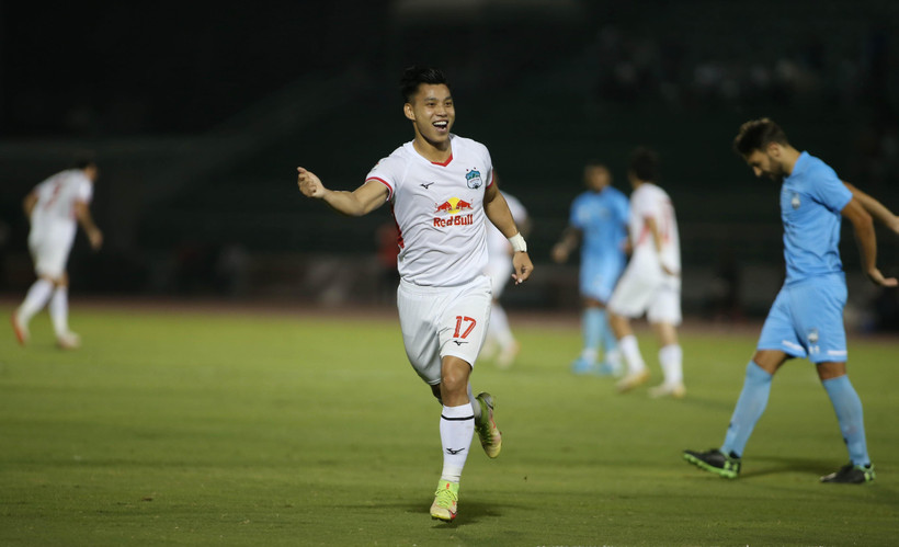 Văn Thanh ghi bàn giúp Hoàng Anh Gia Lai có điểm trước Sydney. (Ảnh: Thanh Vũ/TTXVN)