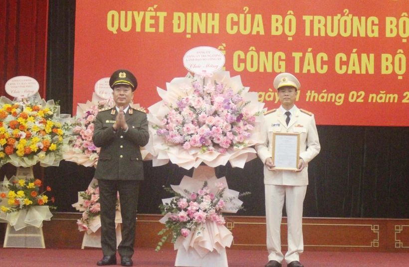 Thượng tướng Trần Quốc Tỏ, Ủy viên Trung ương Đảng, Thứ trưởng Bộ Công an trao quyết định bổ nhiệm Đại tá Thân Văn Hải giữ chức vụ Giám đốc Công an tỉnh Vĩnh Phúc. (Ảnh: Nguyễn Thảo/TTXVN)