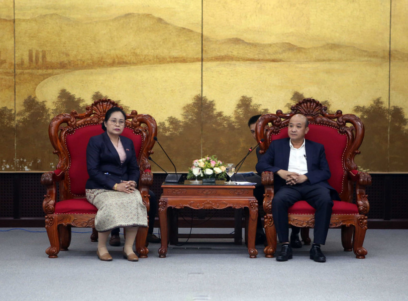 Phó Chủ tịch Ủy ban Nhân dân thành phố Đà Nẵng Lê Quang Nam (phải) tiếp Phó Tỉnh trưởng tỉnh Savannakhet, Lingthong Sengtavanh. (Ảnh: Trần Lê Lâm/TTXVN)