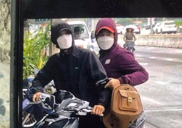 Hai nghi phạm trước thời điểm bị bắt giữ.. (Nguồn: Báo Tiền Phong)