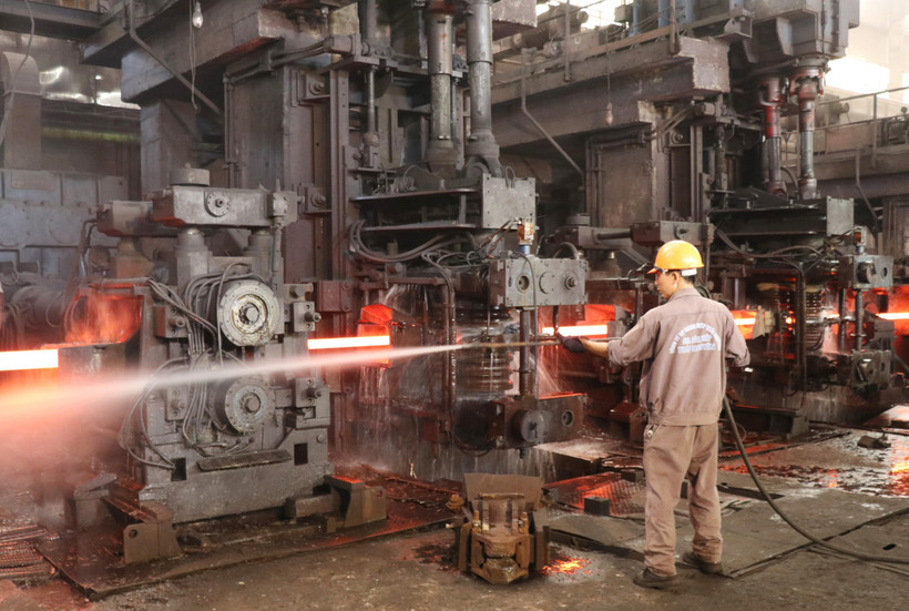 Sản xuất thép tại Công ty cổ phần Gang thép Thái Nguyên. (Ảnh: Hoàng Nguyên/TTXVN)