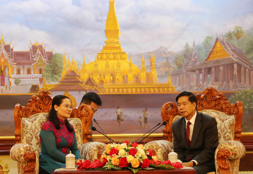 Đô trưởng thủ đô Vientiane Sinlavong Khutphaythoun (phải) tiếp Chủ tịch Hội đồng nhân dân thành phố Hồ Chí Minh Nguyễn Thị Lệ và đoàn. (Ảnh: Xuân Tú/TTXVN)