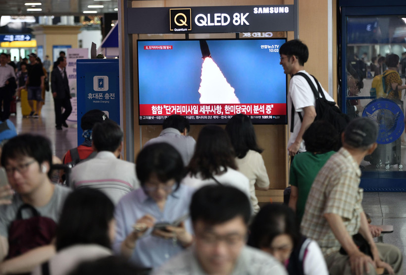 Người dân theo dõi qua màn hình vô tuyến tại nhà ga đường sắt ở Seoul, Hàn Quốc hình ảnh tên lửa Triều Tiên được phóng thử nghiệm ngày 25/7/2019. (Ảnh: AFP/TTXVN)