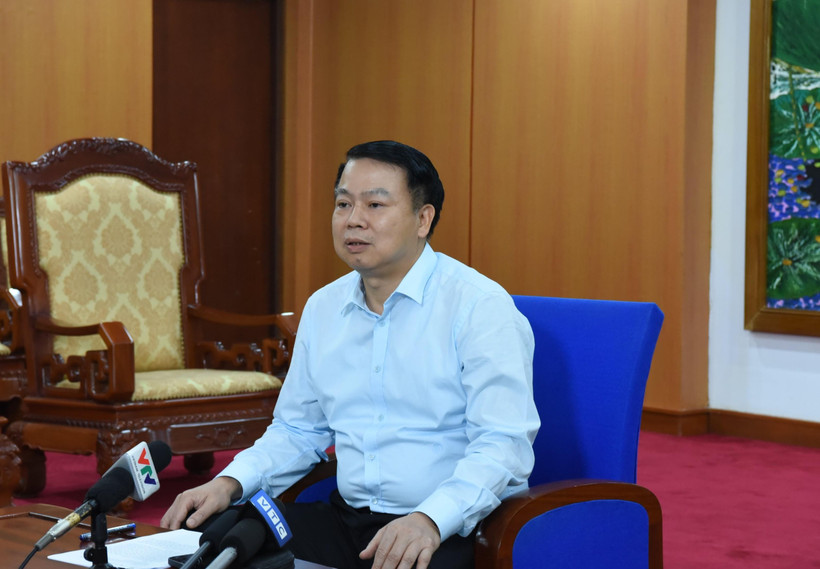 Thứ trưởng Bộ Tài chính Nguyễn Đức Chi trao đổi với báo chí, ngày 18/5. (Ảnh: Vietnam+)