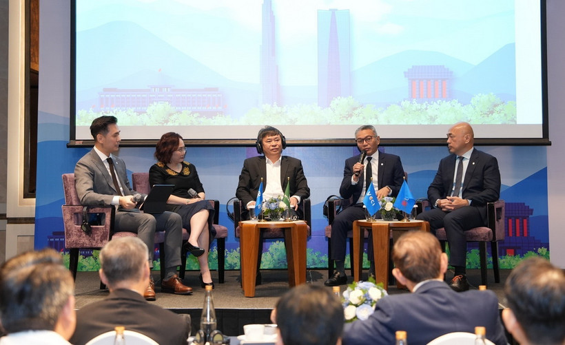 Đại diện Tập đoàn UOB và các doanh nghiệp Việt Nam thảo luận tại buổi công bố nghiên cứu. (Ảnh: Anh Tuấn/ TTXVN)