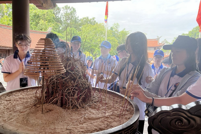 Đoàn thanh niên kiều bào dâng hương tưởng niệm các Vua Hùng tại Khu Di tích lịch sử Quốc gia đặc biệt Đền Hùng, thành phố Việt Trì, tỉnh Phú Thọ. (Ảnh: TTXVN phát)