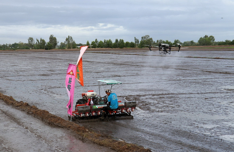 Trình diễn các phương tiện, thiết bị kỹ thuật gieo sạ lúa tại Hợp tác xã Phú Hòa, xã Tân Hội, huyện Tân Hiệp (Kiên Giang). (Ảnh: Lê Huy Hải/ TTXVN)