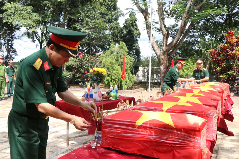 Lãnh đạo Bộ Chỉ huy Quân sự tỉnh dâng hương tưởng nhớ các anh hùng liệt sỹ. (Ảnh: Ngọc Minh/TTXVN)