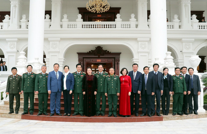 Chủ tịch Quốc hội Nguyễn Thị Kim Ngân với cán bộ, chỉ huy Bộ Tư lệnh Quân khu 3 và các đồng chí Bí thư Tỉnh ủy trong địa bàn Quân khu. (Ảnh: Trọng Đức/TTXVN)