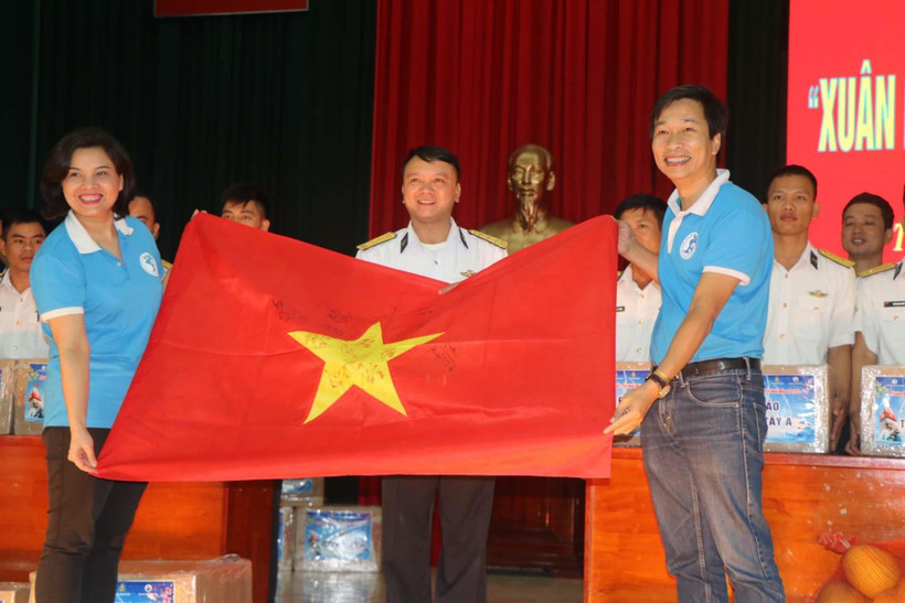 Câu lạc bộ Tuổi trẻ vì biển đảo quê hương chuyển lá cờ Tổ quốc có chữ ký của đội tuyển bóng đá U22 Việt Nam đến các chiến sỹ đang làm nhiệm vụ trên quần đảo Trường Sa và Nhà giàn DK1. (Ảnh: Nguyễn Văn Nhật/TTXVN)