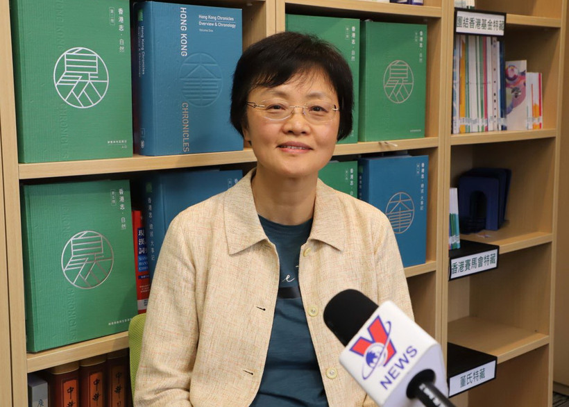 Tiến sỹ Tôn Văn Bân, Giám đốc Trung tâm Biên niên sử Hong Kong trả lời phỏng vấn của PV TTXVN. (Ảnh: Xuân Vịnh/TTXVN)