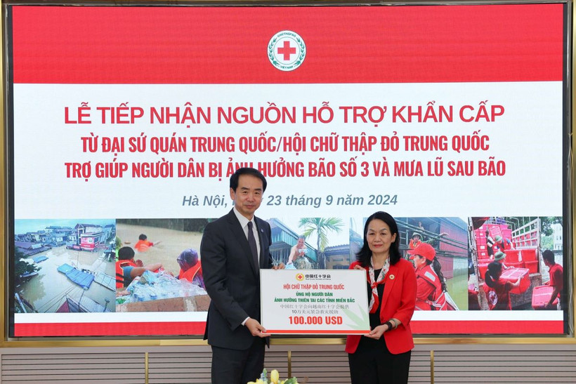 Đại sứ Đặc mệnh toàn quyền nước Cộng hòa nhân dân Trung Hoa tại Việt Nam Hà Vĩ trao tượng trưng số tiền ủng hộ cho Chủ tịch Hội Chữ thập đỏ Việt Nam Bùi Thị Hòa. (Ảnh: Thanh Tùng/TTXVN)