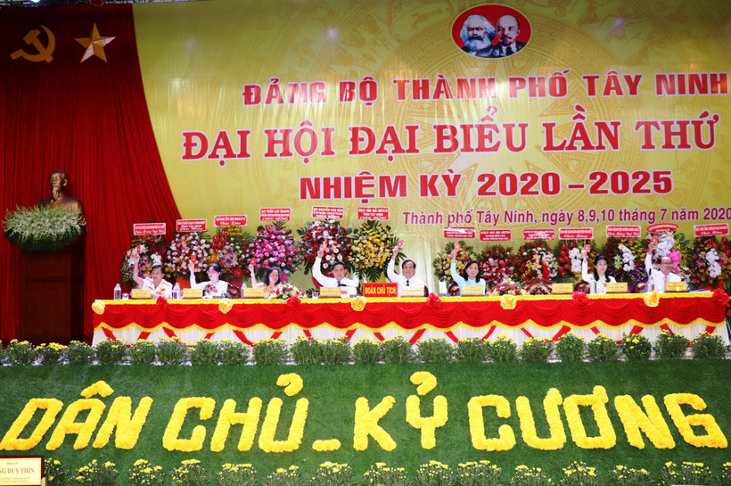 Đại hội thông qua Nghị quyết phát triển kinh tế-xã hội nhiệm kỳ 2020-2025. (Ảnh: Lê Đức Hoảnh/TTXVN)
