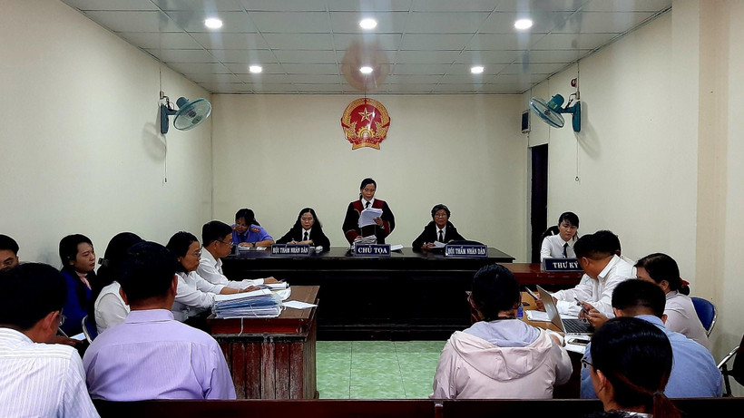 Hội đồng xét xử tuyên đọc bản án. (Ảnh: Thành Chung/TTXVN)