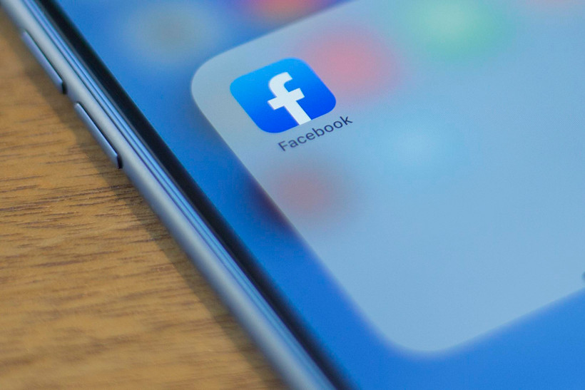 Biểu tượng Facebook trên màn hình điện thoại. (Ảnh: AFP/TTXVN)